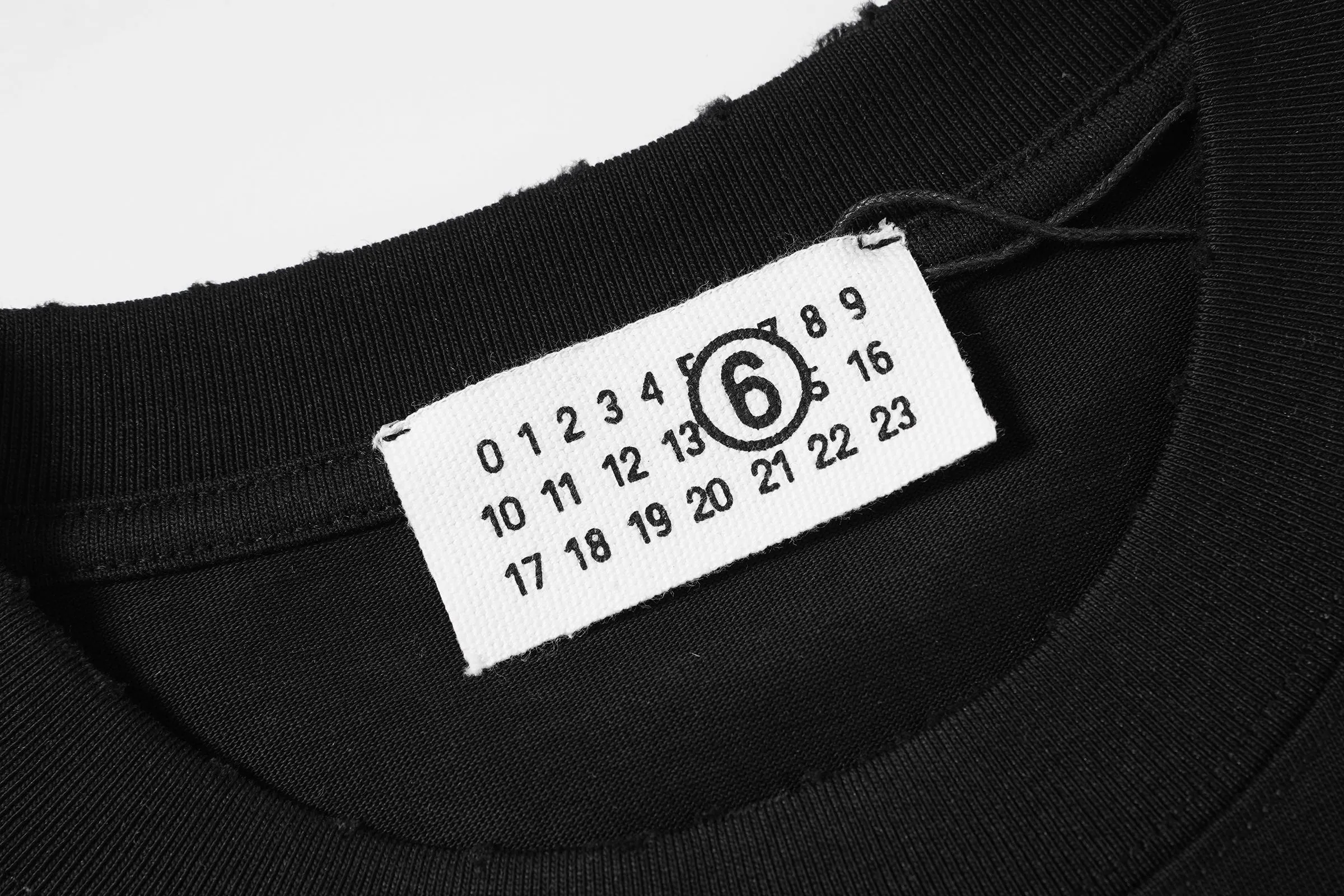 Quality Maison Margiela 6 。 + 6 ， ， ， 。300g ， ，Breathable ， ， 。 ， ， 、 。Black White Classic Versatile， ， 、 ， 、 、 、 。 Same Style ， ， ， ， 。